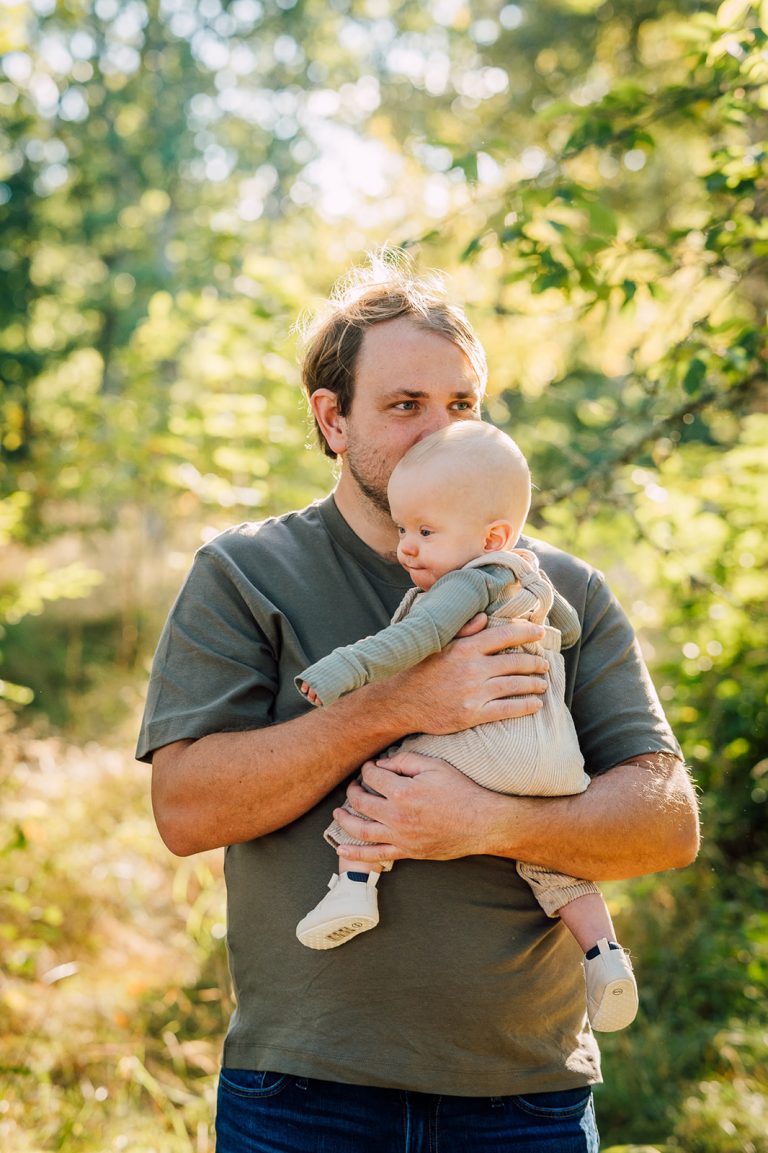 pappa med sin barn i skogen under fotografering av Studio Kijk