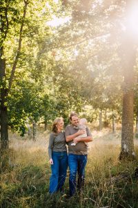 hele familjen under fotosession i skogen