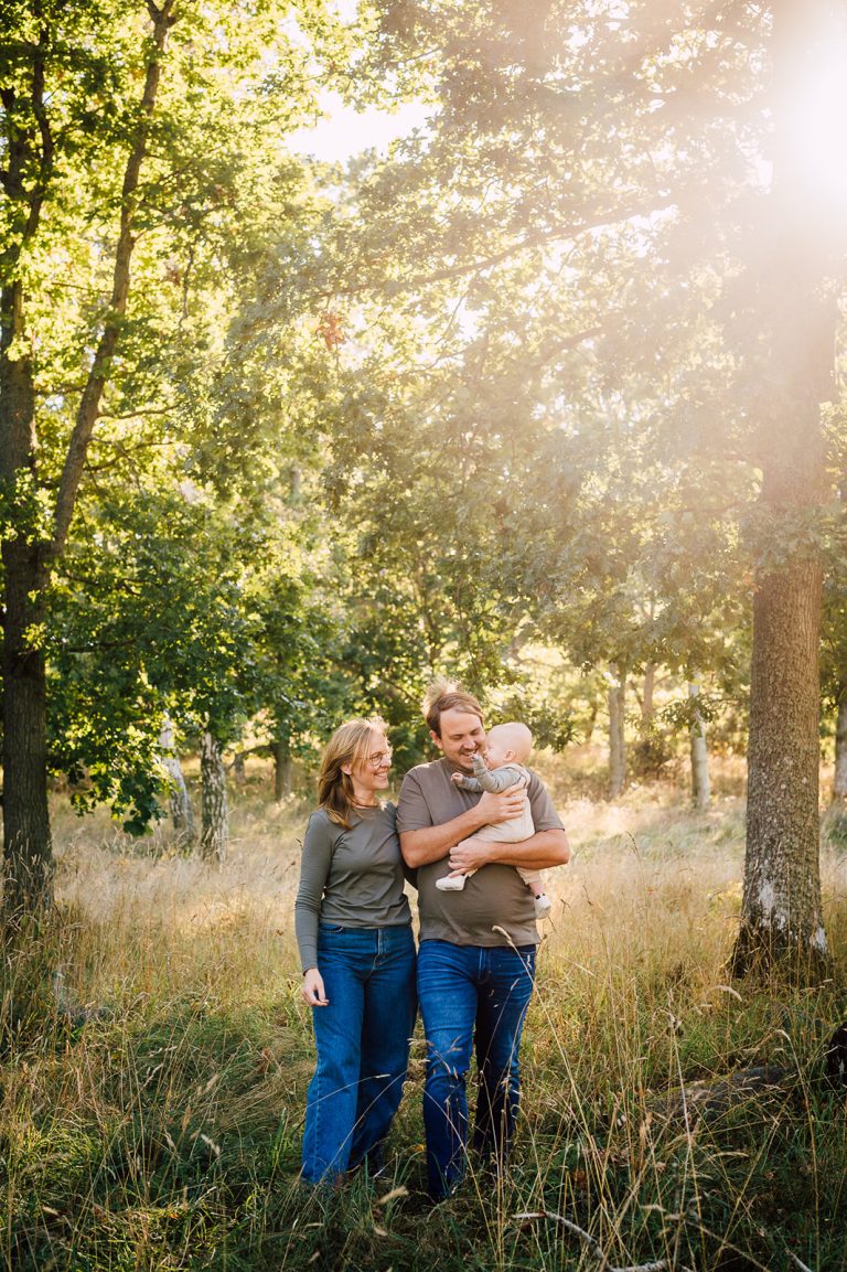 hele familjen under fotosession i skogen