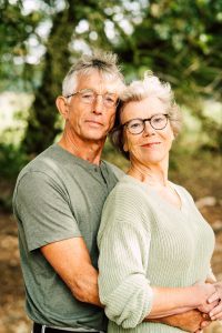 mormor med morfar i skogen