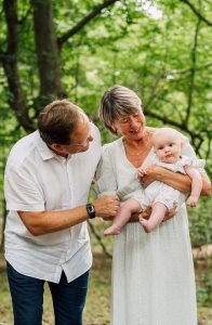 mormor morfar med barnbarn under en fotosession