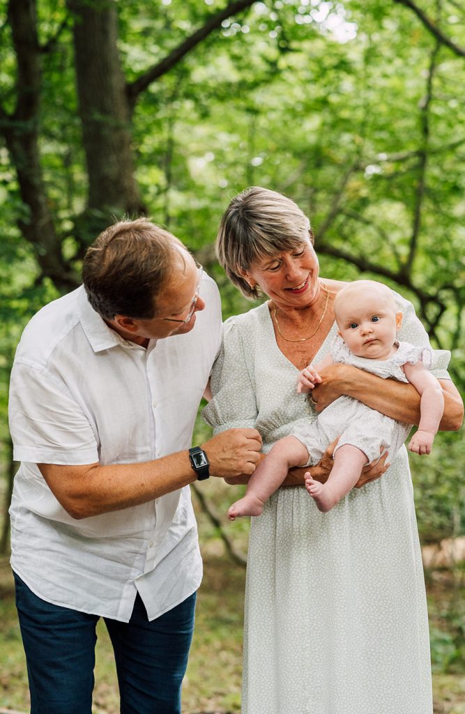 mormor morfar med barnbarn under en fotosession