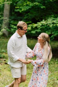 ett par under fotograferingen i skogen frän studio kijk