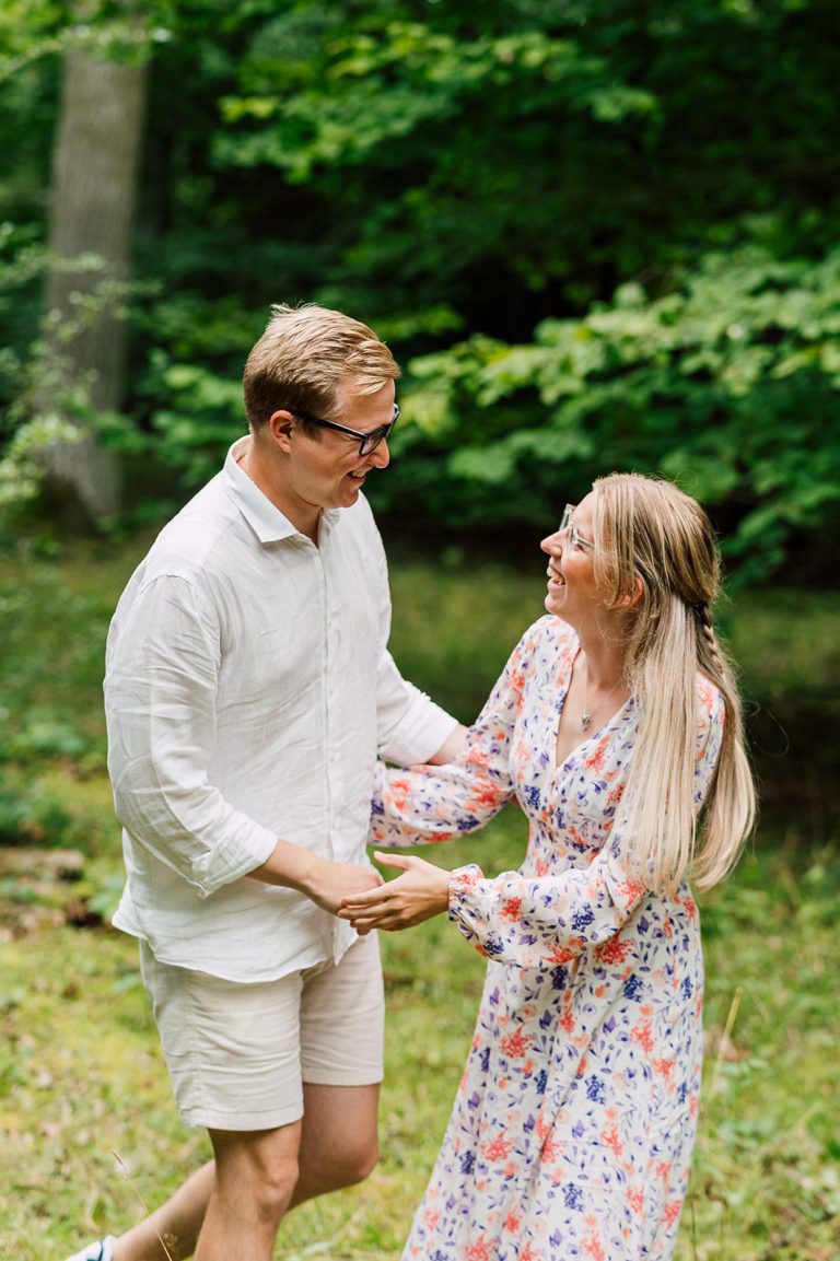 ett par under fotograferingen i skogen frän studio kijk