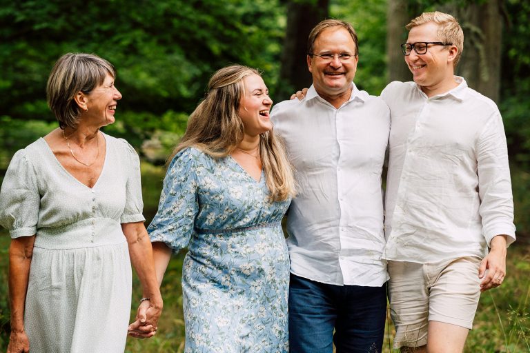 studio kijk fotografering av familjen i skogen